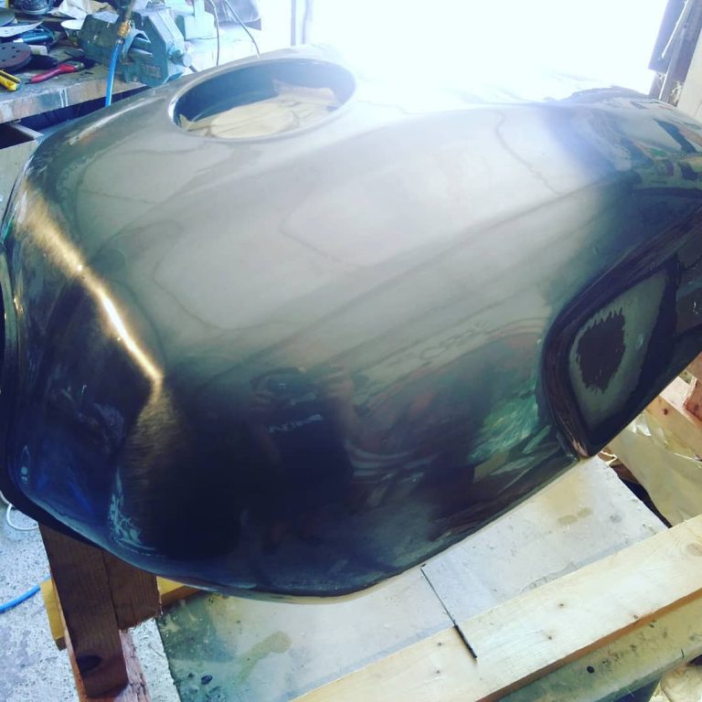 Blanker Motorradtank perfekte Beschichtung ESPIAT